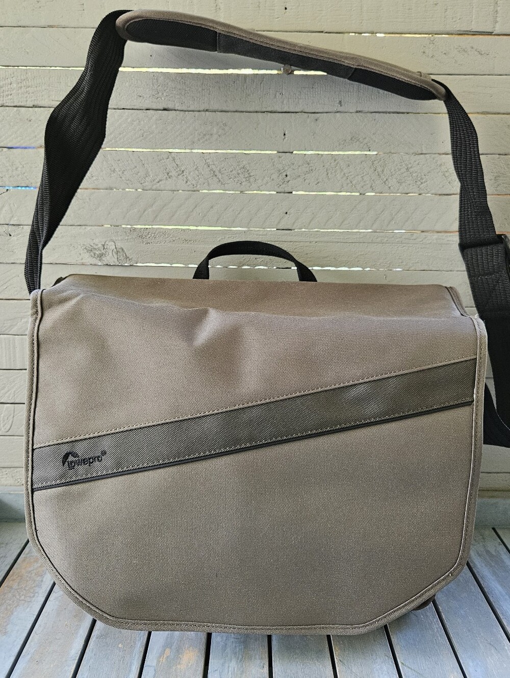 Lowepro Event Messenger 250 Shoulder Bag (Mica) EUC
